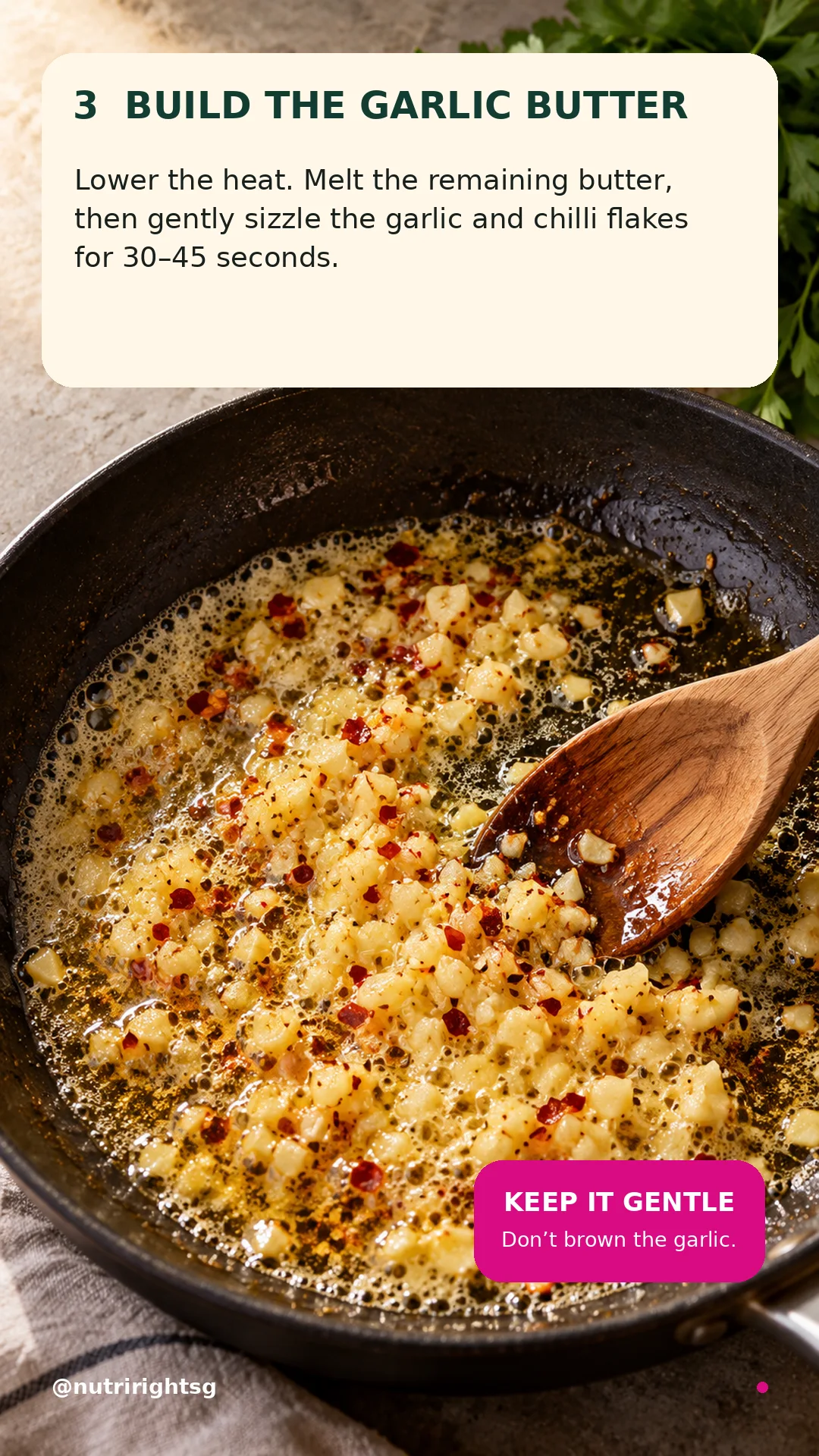 Sizzling Garlic-Butter Prawns — cooking step (slide 5 of 7)